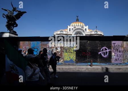 Mexiko-Stadt, Mexiko-Stadt, Mexiko. November 2025. Tausende füllten die Straßen von Mexiko-Stadt am 15. November, um Carlos Manzo zu ehren, den vor zwei Wochen ermordeten Bürgermeister von Uruapan. Ein friedlicher marsch verwandelte sich schnell in weit verbreitete Unruhen und Konfrontationen mit der Polizei. (Kreditbild: © Vaclav lang/ZUMA Press Wire) NUR REDAKTIONELLE VERWENDUNG! Nicht für kommerzielle ZWECKE! Stockfoto