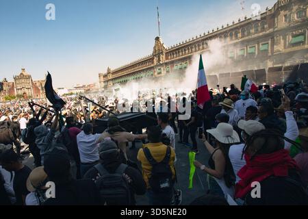 Mexiko-Stadt, Mexiko-Stadt, Mexiko. November 2025. Tausende füllten die Straßen von Mexiko-Stadt am 15. November, um Carlos Manzo zu ehren, den vor zwei Wochen ermordeten Bürgermeister von Uruapan. Ein friedlicher marsch verwandelte sich schnell in weit verbreitete Unruhen und Konfrontationen mit der Polizei. (Kreditbild: © Vaclav lang/ZUMA Press Wire) NUR REDAKTIONELLE VERWENDUNG! Nicht für kommerzielle ZWECKE! Stockfoto