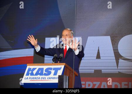 Santiago, RM, CHILE. November 2025. Die kommunistische Kandidatin Jeannette Jara und der rechte Kandidat der Republikanischen Partei Jose Antonio Kast stehen sich in der zweiten Runde der chilenischen Präsidentschaftswahlen am 14. Dezember gegenüber. Bei 97% der Stimmen aus der ersten Runde der Präsidentschaftswahlen am Sonntag hat Jara 26,8% Stimmen und Kast 23,9% (Credit Image: © Francisco Arias/ZUMA Press Wire) NUR REDAKTIONELLE VERWENDUNG! Nicht für kommerzielle ZWECKE! Stockfoto