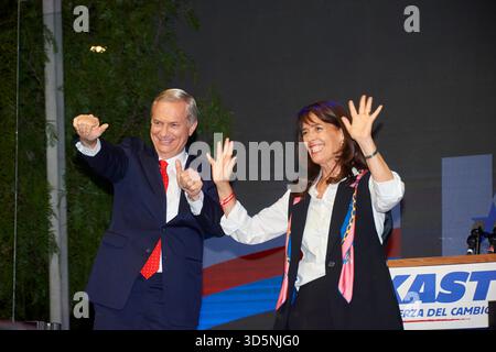 Santiago, RM, CHILE. November 2025. Die kommunistische Kandidatin Jeannette Jara und der rechte Kandidat der Republikanischen Partei Jose Antonio Kast stehen sich in der zweiten Runde der chilenischen Präsidentschaftswahlen am 14. Dezember gegenüber. Bei 97% der Stimmen aus der ersten Runde der Präsidentschaftswahlen am Sonntag hat Jara 26,8% Stimmen und Kast 23,9% (Credit Image: © Francisco Arias/ZUMA Press Wire) NUR REDAKTIONELLE VERWENDUNG! Nicht für kommerzielle ZWECKE! Stockfoto