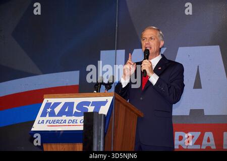 Santiago, RM, CHILE. November 2025. Die kommunistische Kandidatin Jeannette Jara und der rechte Kandidat der Republikanischen Partei Jose Antonio Kast stehen sich in der zweiten Runde der chilenischen Präsidentschaftswahlen am 14. Dezember gegenüber. Bei 97% der Stimmen aus der ersten Runde der Präsidentschaftswahlen am Sonntag hat Jara 26,8% Stimmen und Kast 23,9% (Credit Image: © Francisco Arias/ZUMA Press Wire) NUR REDAKTIONELLE VERWENDUNG! Nicht für kommerzielle ZWECKE! Stockfoto