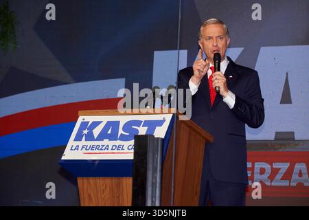 Santiago, RM, CHILE. November 2025. Die kommunistische Kandidatin Jeannette Jara und der rechte Kandidat der Republikanischen Partei Jose Antonio Kast stehen sich in der zweiten Runde der chilenischen Präsidentschaftswahlen am 14. Dezember gegenüber. Bei 97% der Stimmen aus der ersten Runde der Präsidentschaftswahlen am Sonntag hat Jara 26,8% Stimmen und Kast 23,9% (Credit Image: © Francisco Arias/ZUMA Press Wire) NUR REDAKTIONELLE VERWENDUNG! Nicht für kommerzielle ZWECKE! Stockfoto