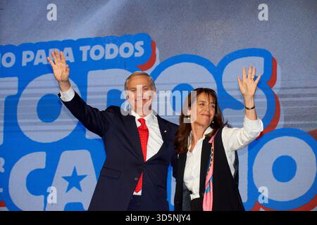 Santiago, RM, CHILE. November 2025. Die kommunistische Kandidatin Jeannette Jara und der rechte Kandidat der Republikanischen Partei Jose Antonio Kast stehen sich in der zweiten Runde der chilenischen Präsidentschaftswahlen am 14. Dezember gegenüber. Bei 97% der Stimmen aus der ersten Runde der Präsidentschaftswahlen am Sonntag hat Jara 26,8% Stimmen und Kast 23,9% (Credit Image: © Francisco Arias/ZUMA Press Wire) NUR REDAKTIONELLE VERWENDUNG! Nicht für kommerzielle ZWECKE! Stockfoto