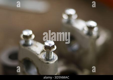 Nahaufnahme des Zylinderkopfs aus Metall mit glänzender Schraube und Schraube. Mechanisches Autoteil für Autowartung, Service und Reparatur in Werkstätten Stockfoto
