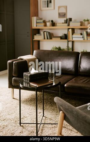 Leeres Innere des Psychologen-Büros mit Therapieküche und Tischeinstellung Stockfoto