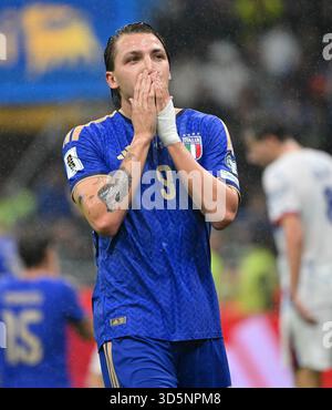 Mailand, Italien. November 2025. Mateo Retegui (Italien) reagierte beim WM-Qualifikationsspiel 2026 zwischen Italien und Norwegen in Mailand am 16. November 2025. Quelle: Alberto Lingria/Xinhua/Alamy Live News Stockfoto