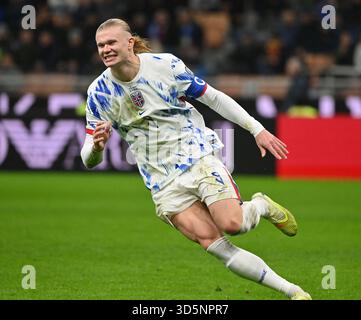 Mailand, Italien. November 2025. Erling Haaland (Norwegen) reagiert beim WM-Europameisterspiel 2026 zwischen Italien und Norwegen in Mailand am 16. November 2025. Quelle: Alberto Lingria/Xinhua/Alamy Live News Stockfoto