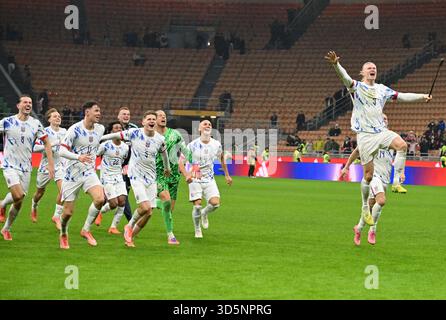 Mailand, Italien. November 2025. Spieler aus Norwegen feiern nach dem WM-Qualifikationsspiel 2026 zwischen Italien und Norwegen in Mailand, Italien, am 16. November 2025. Quelle: Alberto Lingria/Xinhua/Alamy Live News Stockfoto