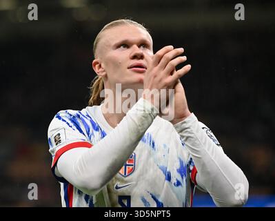 Mailand, Italien. November 2025. Erling Haaland (Norwegen) reagiert beim WM-Europameisterspiel 2026 zwischen Italien und Norwegen in Mailand am 16. November 2025. Quelle: Alberto Lingria/Xinhua/Alamy Live News Stockfoto