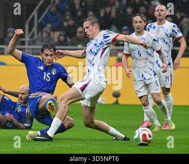 Mailand, Italien. November 2025. Pio Esposito (2. L) aus Italien erzielte beim WM-Qualifikationsspiel 2026 zwischen Italien und Norwegen am 16. November 2025 in Mailand, Italien. Quelle: Alberto Lingria/Xinhua/Alamy Live News Stockfoto