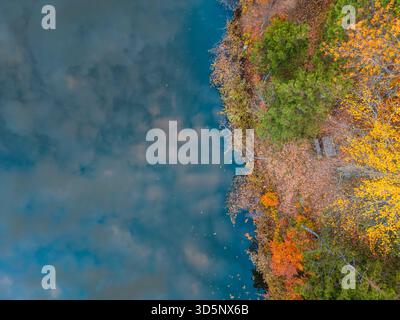 Blick aus der Vogelperspektive auf den See im Topuk Plateau Nationalpark, umgeben von einer ruhigen Waldlandschaft an der Domanic - Inegol Road Stockfoto