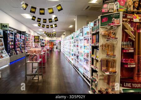 London UK, 15. November 2025, Auswahl an Make-up- und Beauty-Produkten in einem leeren Superdrug-Shop Stockfoto
