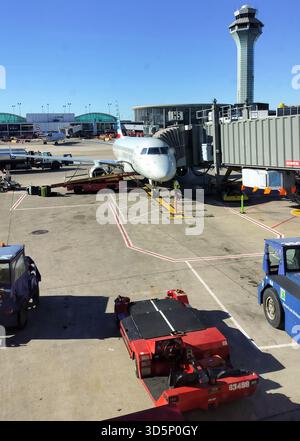 Embraer Jet in American Eagle Lackierung parkte an der Passagierbrücke am Chicago O'Hare International Airport, IL, USA Stockfoto