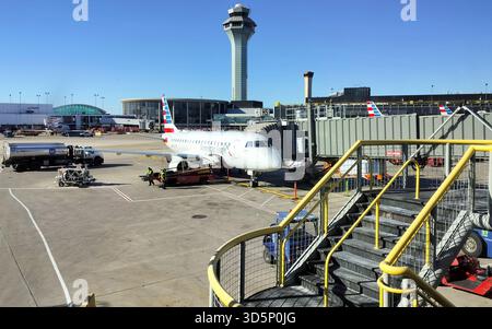 Embraer Jet in American Eagle Lackierung parkte an der Passagierbrücke am Chicago O'Hare International Airport, IL, USA Stockfoto
