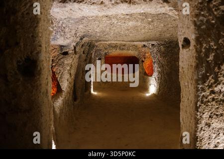 NEVSEHIR, TURKIYE - 09. AUGUST 2025: Kaymakli unterirdische Stadt in Kaymakli Stadt Stockfoto