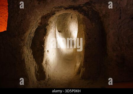 NEVSEHIR, TURKIYE - 09. AUGUST 2025: Kaymakli unterirdische Stadt in Kaymakli Stadt Stockfoto
