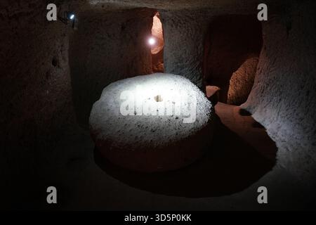 NEVSEHIR, TURKIYE - 09. AUGUST 2025: Kaymakli unterirdische Stadt in Kaymakli Stadt Stockfoto