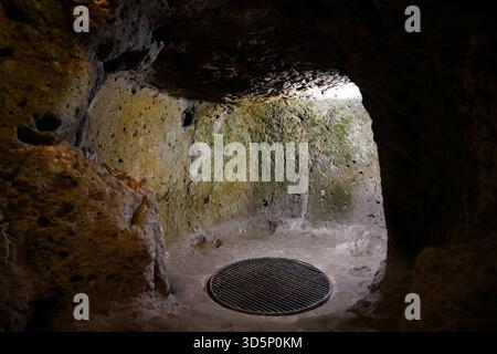 NEVSEHIR, TURKIYE - 09. AUGUST 2025: Unterirdische Stadt Derinkuyu in Derinkuyu Stadt Stockfoto