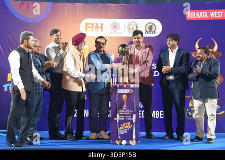 Olympiasieger Gurbax Singh mit dem Präsidenten von Hockey Indien Dilip Trikey, dem Sportminister des Bundesstaates Westbengalen Aroop Biswas, Sujit Bose, Präsident von Hockey Bengalen und Minister für die Staatsfeuerwehr und Istiyak Ali, Sekretär von Hockey Bengal mit der FIH Junior Hockey World Cup Trophy Tour der Männer, während der die renommierte WM-Trophäe durch 20 Städte in Indien im Vivekananda Yuba Bharati Hockey Stadion in Kolakrayti reisen wird, Foto von Debakrayti, Foto von Chakborty am 16. November 2025. Stockfoto