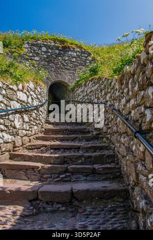 Schottland, Großbritannien: Blick auf die Treppe und das Steintor des Dunnottar Castle, einer Ruine mittelalterlicher Festung auf einer felsigen Landzunge an der Nordostküste Stockfoto