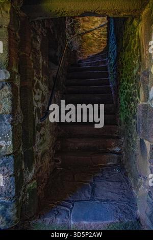 Schottland, Großbritannien: Die Treppe des Tower House im Komplex von Dunnottar Castle, einer mittelalterlichen Ruine auf einer felsigen Landzunge an der Nordostküste Stockfoto