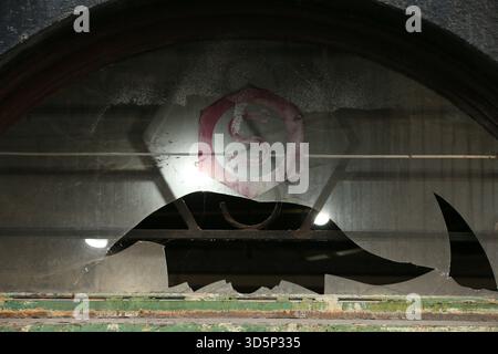 Dublin, Irland - 12. November 2025 - Nahaufnahme einer baufälligen, kaputten Fensterscheibe über einer Tür in einer Gasse im Stadtzentrum von Dublin Stockfoto