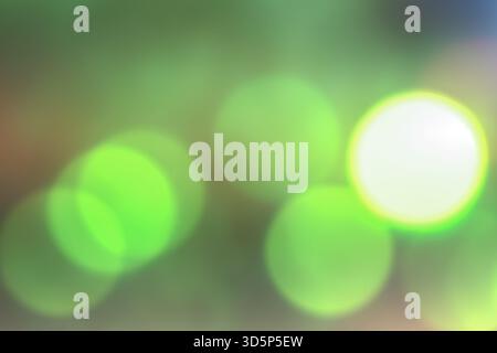 Grüner abstrakter Bokeh-Hintergrund mit weichen, verschwommenen Lichtkreisen und sanftem Glow-Effekt Stockfoto