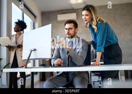 Gruppe von Multi-ethnischen Unternehmensteams, die an einem Projekt in modernen Büros zusammenarbeiten Stockfoto