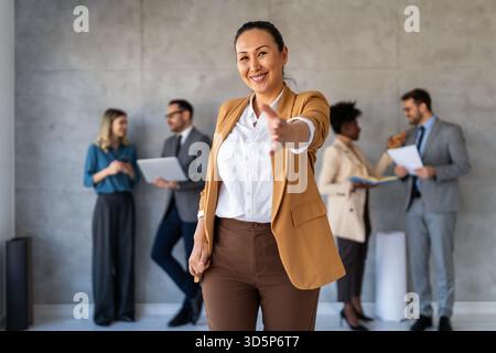 Freudige, begeisterte Unternehmer feiern ihren Erfolg und das großartige Arbeitsumfeld Stockfoto