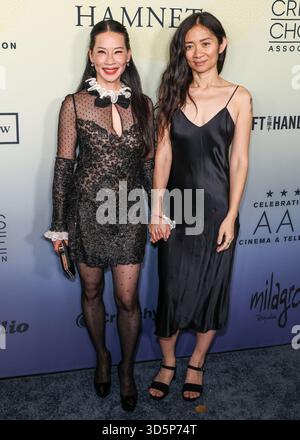 BEVERLY HILLS, LOS ANGELES, KALIFORNIEN, USA - 14. NOVEMBER: Die US-amerikanische Schauspielerin, Produzentin und Künstlerin Lucy Liu und der chinesische Filmemacher Chloe Zhao (Chloé Zhao) kommen am 14. November 2025 in Beverly Hills, Los Angeles, Kalifornien, USA, an der 4. Jahrestagung der AAPI (Asian American and Pacific Islander). (Foto: Xavier Collin/Image Press Agency) Stockfoto