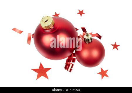 Blick von oben auf rote weihnachtskugeln mit Geschenkband und Glitzersternen Dekoration oder Ornament isoliert auf weiß Stockfoto