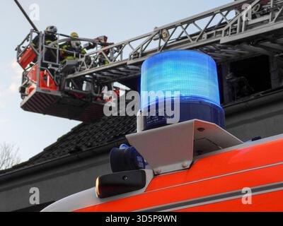 cntv/Feuerwehr Leute im Einsatz Loeschen Brand Wasser Leiterwagen Blaulicht Brandstelle Strasse Wohnungsbrand im Dachstuhl eines kombinierten Wohn- und Geschäftshauses 17.11.2025 Hamburg - Billstedt Brandursache unklar am Montag wurde die Feuerwehr Hamburg zu einem Wohnungsbrand an der Kreuzung Schiffbeker Weg Hauskoppelstieg gerufen. Dort brannte eine kleine Wohnung im Dachbereich eines kombinierten Wohn- und Geschäftshauses. Der Brand wurde schnell gelöscht Hamburg Deutschland *** cntv Feuerwehr Leute im Dienst Löschen Feuerleiter Truck Blaulicht Feuerwehrszene Straße Wohnung Feuer in Stockfoto