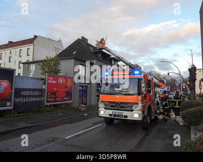 cntv/Feuerwehr Leute im Einsatz Loeschen Brand Wasser Leiterwagen Brandstelle Strasse Wohnungsbrand im Dachstuhl eines kombinierten Wohn- und Geschäftshauses 17.11.2025 Hamburg - Billstedt Brandursache unklar am Montag wurde die Feuerwehr Hamburg zu einem Wohnungsbrand an der Kreuzung Schiffbeker Weg Hauskoppelstieg gerufen. Dort brannte eine kleine Wohnung im Dachbereich eines kombinierten Wohn- und Geschäftshauses. Der Brand wurde schnell gelöscht Hamburg Deutschland *** cntv Feuerwehr Menschen in Aktion Löschen Löschen Löschwasserleiter LKW Feuerszenario Straßenwohnung Feuer im Dachbinder Stockfoto