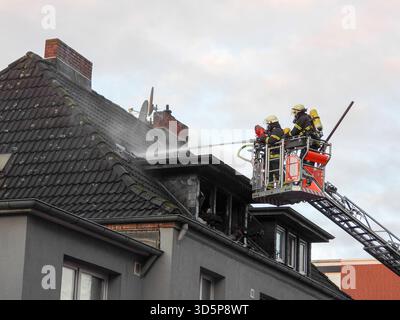cntv/Feuerwehr Leute im Einsatz Loeschen Brand Wasser Leiterwagen Brandstelle Strasse Wohnungsbrand im Dachstuhl eines kombinierten Wohn- und Geschäftshauses 17.11.2025 Hamburg - Billstedt Brandursache unklar am Montag wurde die Feuerwehr Hamburg zu einem Wohnungsbrand an der Kreuzung Schiffbeker Weg Hauskoppelstieg gerufen. Dort brannte eine kleine Wohnung im Dachbereich eines kombinierten Wohn- und Geschäftshauses. Der Brand wurde schnell gelöscht Hamburg Deutschland *** cntv Feuerwehr Menschen in Aktion Löschen Löschen Löschwasserleiter LKW Feuerszenario Straßenwohnung Feuer im Dachbinder Stockfoto