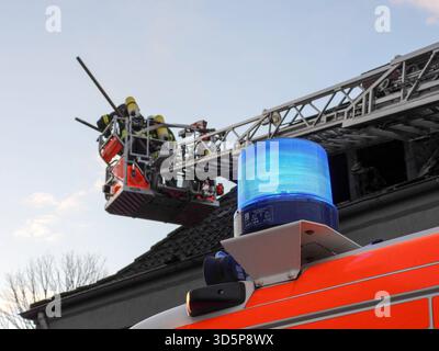 cntv/Feuerwehr Leute im Einsatz Loeschen Brand Wasser Leiterwagen Blaulicht Brandstelle Strasse Wohnungsbrand im Dachstuhl eines kombinierten Wohn- und Geschäftshauses 17.11.2025 Hamburg - Billstedt Brandursache unklar am Montag wurde die Feuerwehr Hamburg zu einem Wohnungsbrand an der Kreuzung Schiffbeker Weg Hauskoppelstieg gerufen. Dort brannte eine kleine Wohnung im Dachbereich eines kombinierten Wohn- und Geschäftshauses. Der Brand wurde schnell gelöscht Hamburg Deutschland *** cntv Feuerwehr Leute im Dienst Löschen Feuerleiter Truck Blaulicht Feuerwehrszene Straße Wohnung Feuer in Stockfoto