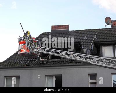 cntv/Feuerwehr Leute im Einsatz Loeschen Brand Wasser Leiterwagen Brandstelle Strasse Wohnungsbrand im Dachstuhl eines kombinierten Wohn- und Geschäftshauses 17.11.2025 Hamburg - Billstedt Brandursache unklar am Montag wurde die Feuerwehr Hamburg zu einem Wohnungsbrand an der Kreuzung Schiffbeker Weg Hauskoppelstieg gerufen. Dort brannte eine kleine Wohnung im Dachbereich eines kombinierten Wohn- und Geschäftshauses. Der Brand wurde schnell gelöscht Hamburg Deutschland *** cntv Feuerwehr Menschen in Aktion Löschen Löschen Löschwasserleiter LKW Feuerszenario Straßenwohnung Feuer im Dachbinder Stockfoto