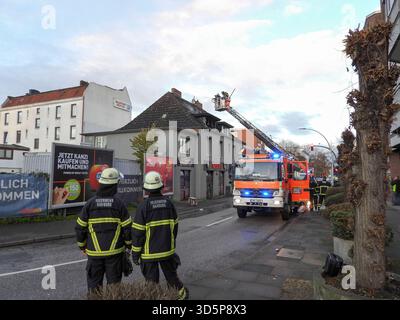 cntv/Feuerwehr Leute im Einsatz Loeschen Brand Wasser Leiterwagen Brandstelle Strasse Wohnungsbrand im Dachstuhl eines kombinierten Wohn- und Geschäftshauses 17.11.2025 Hamburg - Billstedt Brandursache unklar am Montag wurde die Feuerwehr Hamburg zu einem Wohnungsbrand an der Kreuzung Schiffbeker Weg Hauskoppelstieg gerufen. Dort brannte eine kleine Wohnung im Dachbereich eines kombinierten Wohn- und Geschäftshauses. Der Brand wurde schnell gelöscht Hamburg Deutschland *** cntv Feuerwehr Menschen in Aktion Löschen Löschen Löschwasserleiter LKW Feuerszenario Straßenwohnung Feuer im Dachbinder Stockfoto