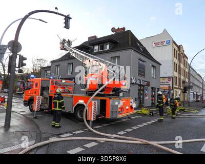 cntv/Feuerwehr Leute im Einsatz Loeschen Brand Wasser Leiterwagen Brandstelle Strasse Wohnungsbrand im Dachstuhl eines kombinierten Wohn- und Geschäftshauses 17.11.2025 Hamburg - Billstedt Brandursache unklar am Montag wurde die Feuerwehr Hamburg zu einem Wohnungsbrand an der Kreuzung Schiffbeker Weg Hauskoppelstieg gerufen. Dort brannte eine kleine Wohnung im Dachbereich eines kombinierten Wohn- und Geschäftshauses. Der Brand wurde schnell gelöscht Hamburg Deutschland *** cntv Feuerwehr Menschen in Aktion Löschen Löschen Löschwasserleiter LKW Feuerszenario Straßenwohnung Feuer im Dachbinder Stockfoto