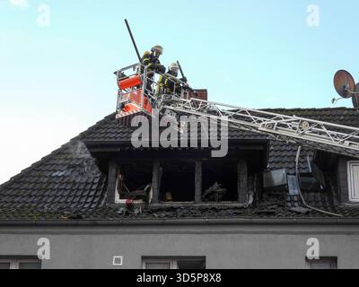 cntv/Feuerwehr Leute im Einsatz Loeschen Brand Wasser Leiterwagen Brandstelle Strasse Wohnungsbrand im Dachstuhl eines kombinierten Wohn- und Geschäftshauses 17.11.2025 Hamburg - Billstedt Brandursache unklar am Montag wurde die Feuerwehr Hamburg zu einem Wohnungsbrand an der Kreuzung Schiffbeker Weg Hauskoppelstieg gerufen. Dort brannte eine kleine Wohnung im Dachbereich eines kombinierten Wohn- und Geschäftshauses. Der Brand wurde schnell gelöscht Hamburg Deutschland *** cntv Feuerwehr Menschen in Aktion Löschen Löschen Löschwasserleiter LKW Feuerszenario Straßenwohnung Feuer im Dachbinder Stockfoto