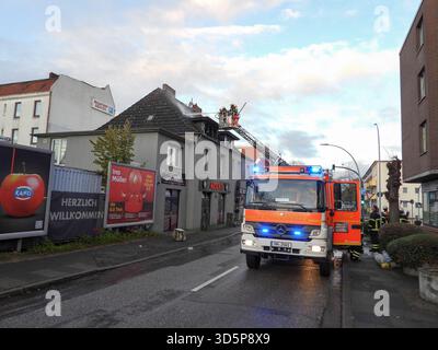 cntv/Feuerwehr Leute im Einsatz Loeschen Brand Wasser Leiterwagen Brandstelle Strasse Wohnungsbrand im Dachstuhl eines kombinierten Wohn- und Geschäftshauses 17.11.2025 Hamburg - Billstedt Brandursache unklar am Montag wurde die Feuerwehr Hamburg zu einem Wohnungsbrand an der Kreuzung Schiffbeker Weg Hauskoppelstieg gerufen. Dort brannte eine kleine Wohnung im Dachbereich eines kombinierten Wohn- und Geschäftshauses. Der Brand wurde schnell gelöscht Hamburg Deutschland *** cntv Feuerwehr Menschen in Aktion Löschen Löschen Löschwasserleiter LKW Feuerszenario Straßenwohnung Feuer im Dachbinder Stockfoto