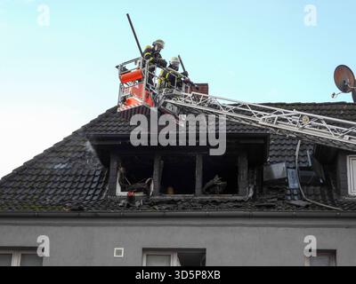 cntv/Feuerwehr Leute im Einsatz Loeschen Brand Wasser Leiterwagen Brandstelle Strasse Wohnungsbrand im Dachstuhl eines kombinierten Wohn- und Geschäftshauses 17.11.2025 Hamburg - Billstedt Brandursache unklar am Montag wurde die Feuerwehr Hamburg zu einem Wohnungsbrand an der Kreuzung Schiffbeker Weg Hauskoppelstieg gerufen. Dort brannte eine kleine Wohnung im Dachbereich eines kombinierten Wohn- und Geschäftshauses. Der Brand wurde schnell gelöscht Hamburg Deutschland *** cntv Feuerwehr Menschen in Aktion Löschen Löschen Löschwasserleiter LKW Feuerszenario Straßenwohnung Feuer im Dachbinder Stockfoto