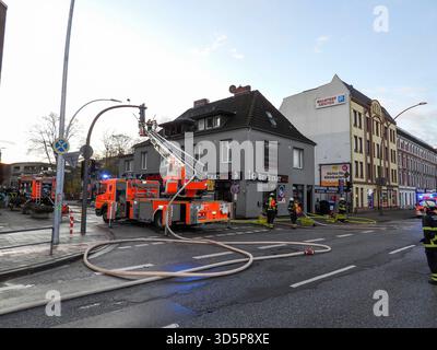 cntv/Feuerwehr Leute im Einsatz Loeschen Brand Wasser Leiterwagen Brandstelle Strasse Wohnungsbrand im Dachstuhl eines kombinierten Wohn- und Geschäftshauses 17.11.2025 Hamburg - Billstedt Brandursache unklar am Montag wurde die Feuerwehr Hamburg zu einem Wohnungsbrand an der Kreuzung Schiffbeker Weg Hauskoppelstieg gerufen. Dort brannte eine kleine Wohnung im Dachbereich eines kombinierten Wohn- und Geschäftshauses. Der Brand wurde schnell gelöscht Hamburg Deutschland *** cntv Feuerwehr Menschen in Aktion Löschen Löschen Löschwasserleiter LKW Feuerszenario Straßenwohnung Feuer im Dachbinder Stockfoto