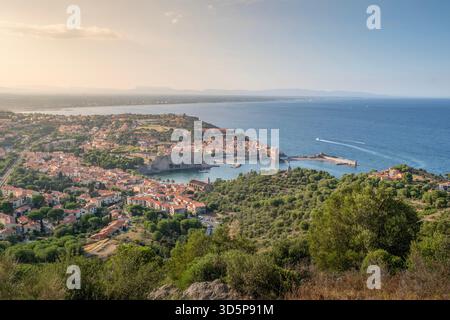 Panoramablick auf das charmante Küstendorf Collioure an der Vermilion-Küste, Pyrénées-Orientales, Occitanie, Frankreich Stockfoto