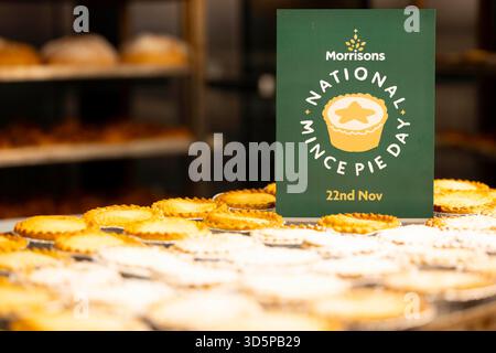 Allgemeine Ansicht der Hackkuchen im Laden Morrisons Colindale, während die Supermarktkette am Samstag, den 22. November, in London den ersten „National Mince Pie Day“ feiert. Ausgabedatum: Montag, 17. November 2025. Stockfoto