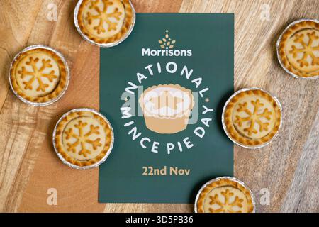 Allgemeine Ansicht der Hackkuchen im Laden Morrisons Colindale, während die Supermarktkette am Samstag, den 22. November, in London den ersten „National Mince Pie Day“ feiert. Ausgabedatum: Montag, 17. November 2025. Stockfoto