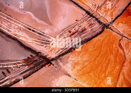 Luftaufnahme einer trockenen Landschaft mit starken Kontrasten von Orange und Grau, die einem getrockneten Flussbett mit sichtbaren Rissen und Linien ähneln, Boyne Island, Queen Stockfoto