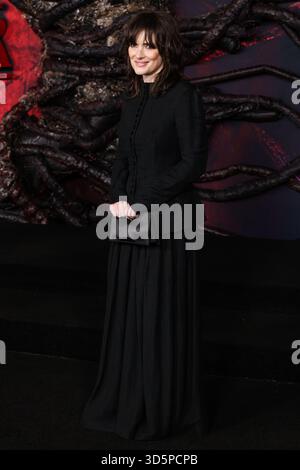 HOLLYWOOD, LOS ANGELES, KALIFORNIEN, USA - 6. NOVEMBER: Die US-amerikanische Schauspielerin Winona Ryder trägt Yohji Yamamoto SS98 RTW und kommt zur Los Angeles Premiere von Netflix 'Stranger Things' Staffel 5, die am 6. November 2025 im TCL Chinese Theatre IMAX in Hollywood, Los Angeles, Kalifornien, USA stattfindet. (Foto: Xavier Collin/Image Press Agency) Stockfoto