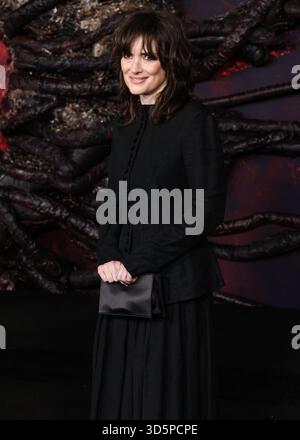HOLLYWOOD, LOS ANGELES, KALIFORNIEN, USA - 6. NOVEMBER: Die US-amerikanische Schauspielerin Winona Ryder trägt Yohji Yamamoto SS98 RTW und kommt zur Los Angeles Premiere von Netflix 'Stranger Things' Staffel 5, die am 6. November 2025 im TCL Chinese Theatre IMAX in Hollywood, Los Angeles, Kalifornien, USA stattfindet. (Foto: Xavier Collin/Image Press Agency) Stockfoto