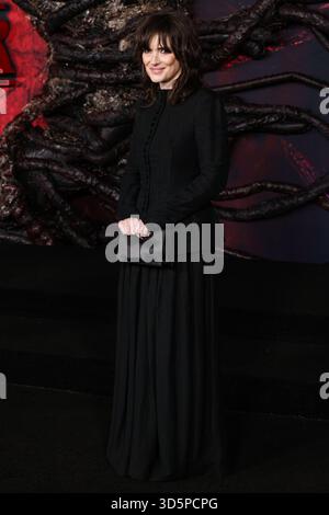 HOLLYWOOD, LOS ANGELES, KALIFORNIEN, USA - 6. NOVEMBER: Die US-amerikanische Schauspielerin Winona Ryder trägt Yohji Yamamoto SS98 RTW und kommt zur Los Angeles Premiere von Netflix 'Stranger Things' Staffel 5, die am 6. November 2025 im TCL Chinese Theatre IMAX in Hollywood, Los Angeles, Kalifornien, USA stattfindet. (Foto: Xavier Collin/Image Press Agency) Stockfoto