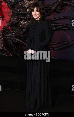 HOLLYWOOD, LOS ANGELES, KALIFORNIEN, USA - 6. NOVEMBER: Die US-amerikanische Schauspielerin Winona Ryder trägt Yohji Yamamoto SS98 RTW und kommt zur Los Angeles Premiere von Netflix 'Stranger Things' Staffel 5, die am 6. November 2025 im TCL Chinese Theatre IMAX in Hollywood, Los Angeles, Kalifornien, USA stattfindet. (Foto: Xavier Collin/Image Press Agency) Stockfoto